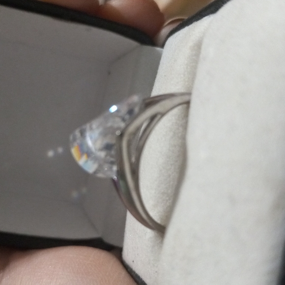 925Ring size 8 silver band with  clear  triangler shaped stone - Picture 9 of 11